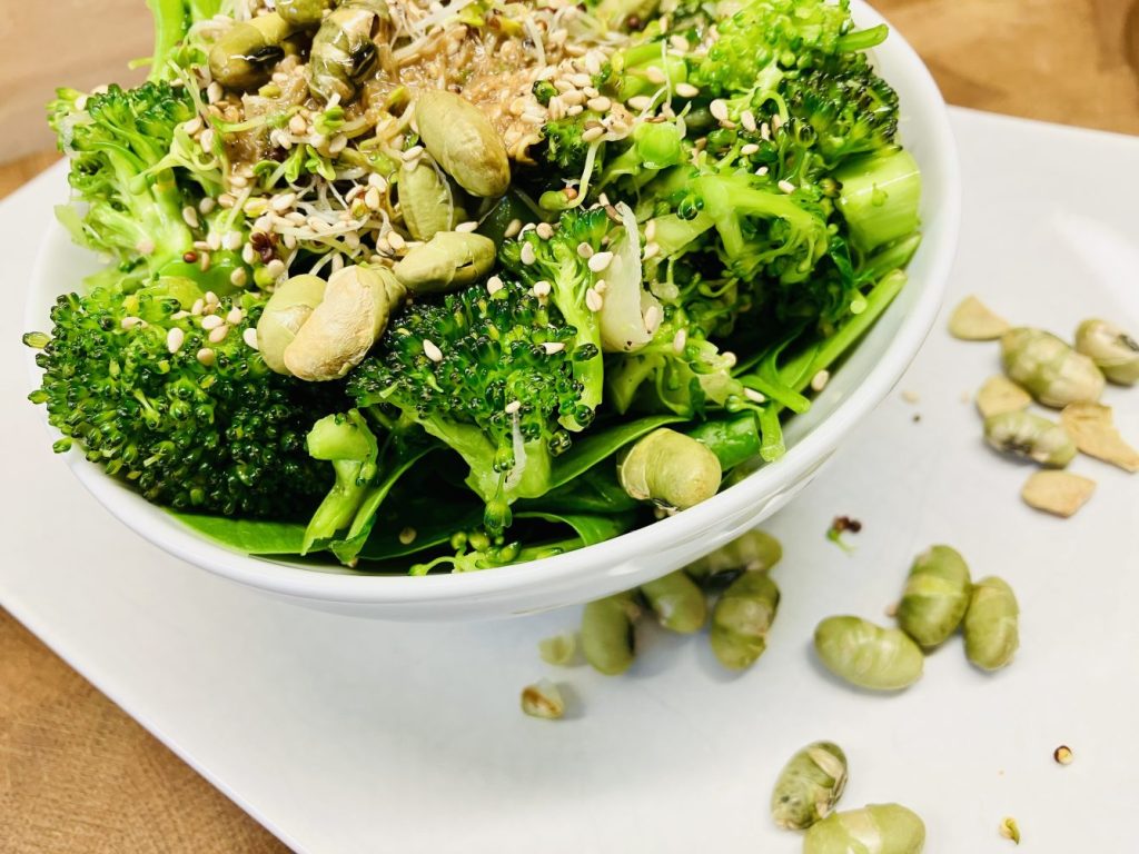 Brokkoli-Spinat-Salat mit Miso-Sesam-Dressing und Edamame