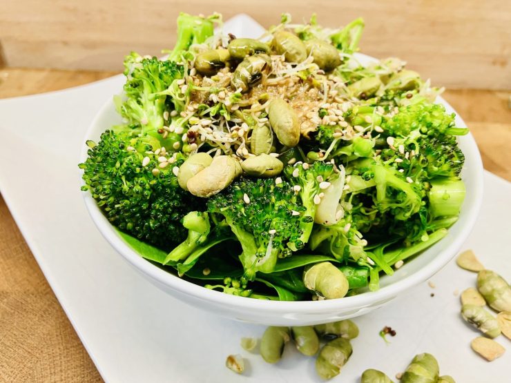 Brokkoli-Spinat-Salat mit Miso-Sesam-Dressing und Edamame