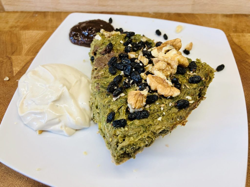 Vegane Persische Kuku Sabzi Kräutertarte mit Tahini Sauce und Torshak