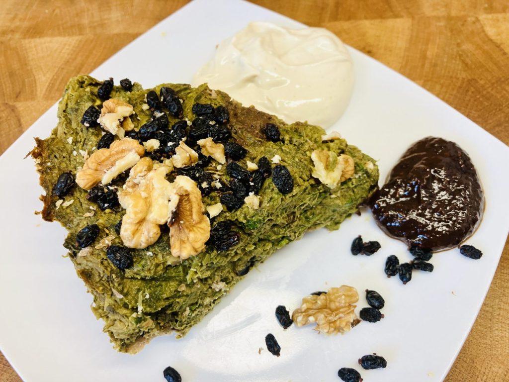 Vegane Persische Kuku Sabzi Kräutertarte mit Tahini Sauce und Torshak