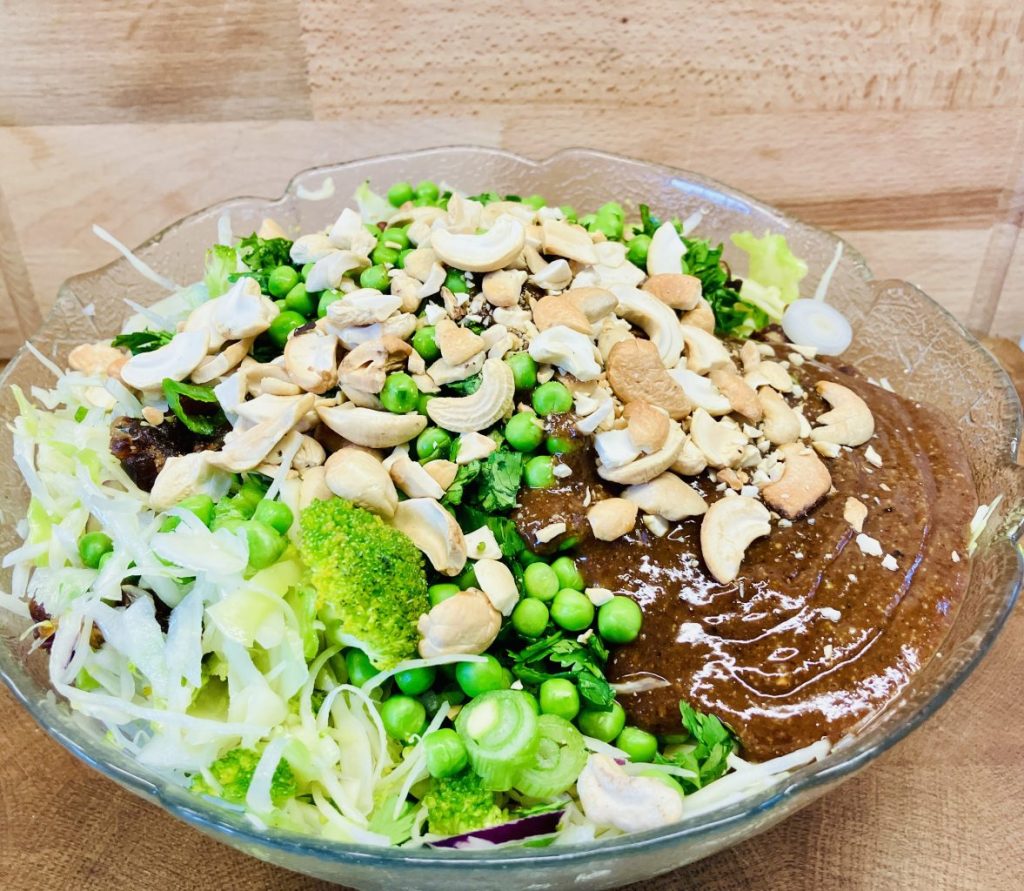 Brokkoli-Weißkohl-Salat mit cremigem Mandel-Ingwer-Dressing