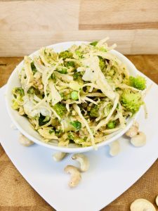 Brokkoli-Weißkohl-Salat mit cremigem Mandel-Ingwer-Dressing