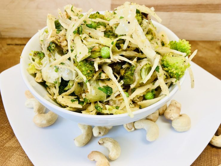 Brokkoli-Weißkohl-Salat mit cremigem Mandel-Ingwer-Dressing