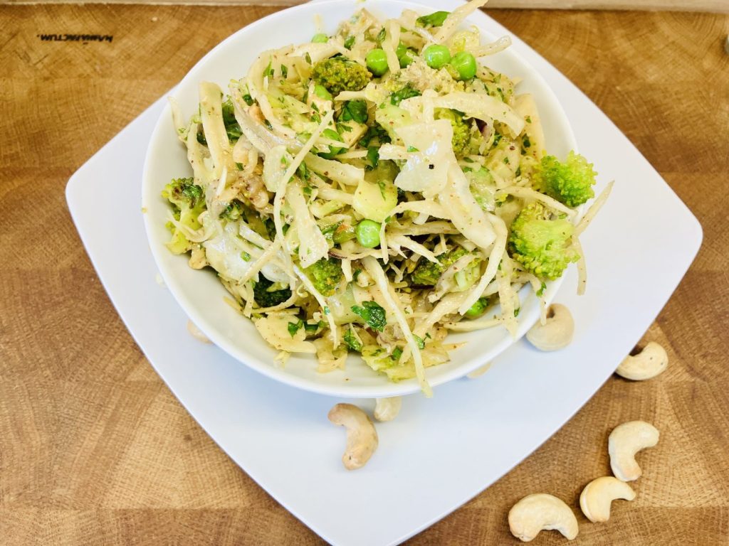 Brokkoli-Weißkohl-Salat mit cremigem Mandel-Ingwer-Dressing