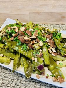 Frühlingsgemüse mit Knoblauch-Bohnen-Hummus