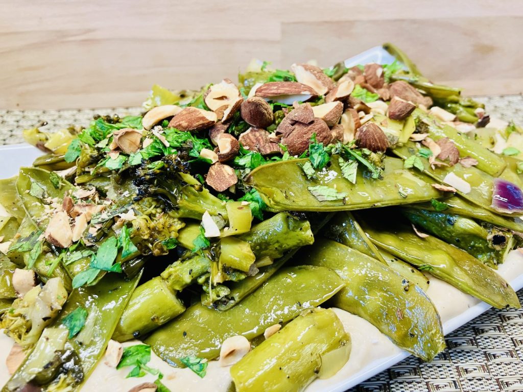 Frühlingsgemüse mit Knoblauch-Bohnen-Hummus