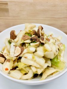 Chicorée-Crunch-Salat mit Dattel-Vinaigrette