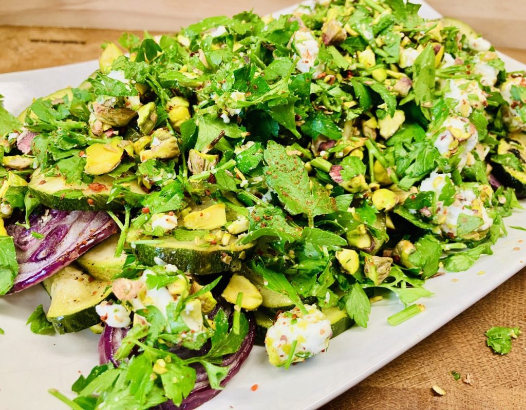 Geröstete Zucchini mit Pistazien-Feta-Crumble