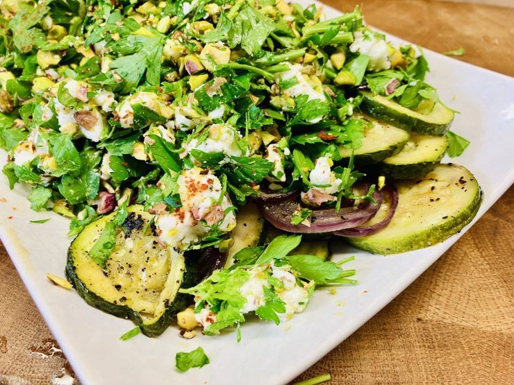 Geröstete Zucchini mit Pistazien-Feta-Crumble