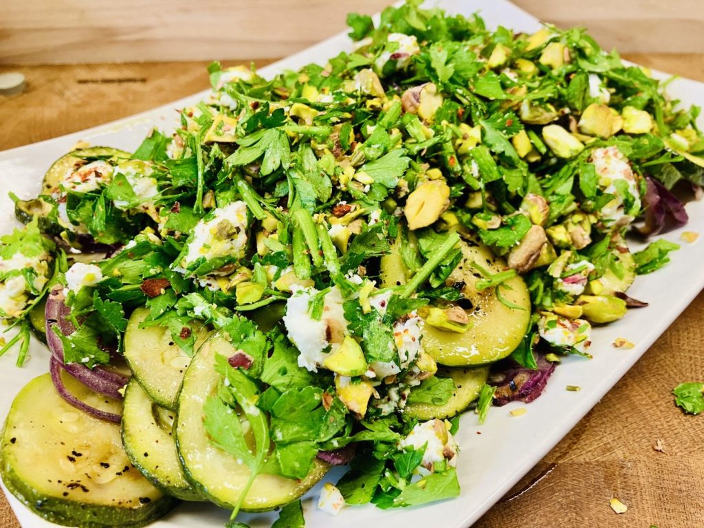 Geröstete Zucchini mit Pistazien-Feta-Crumble
