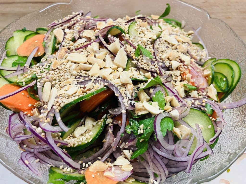 Gurken-Karotten-Salat mit cremigem Erdnuss-Ingwer-Dressing