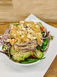 Gurken-Karotten-Salat mit cremigem Erdnuss-Ingwer-Dressing