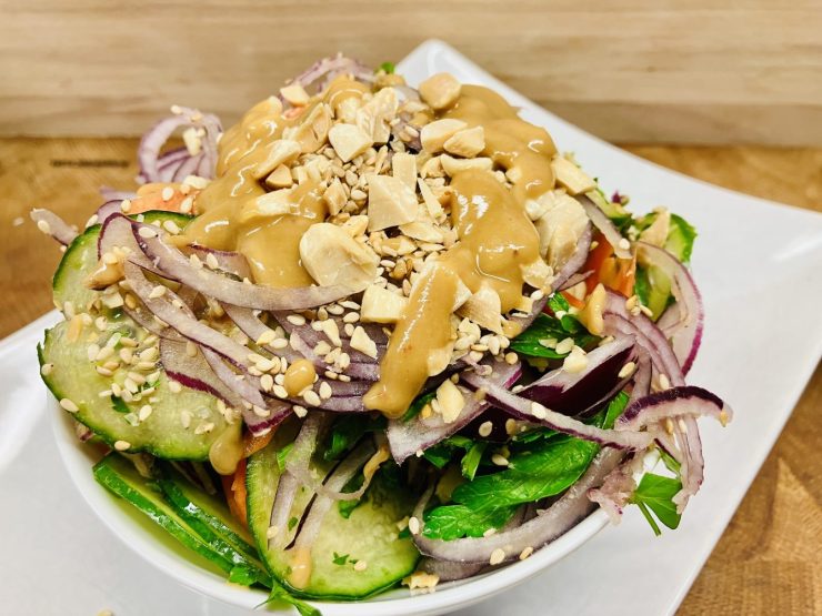 Gurken-Karotten-Salat mit cremigem Erdnuss-Ingwer-Dressing