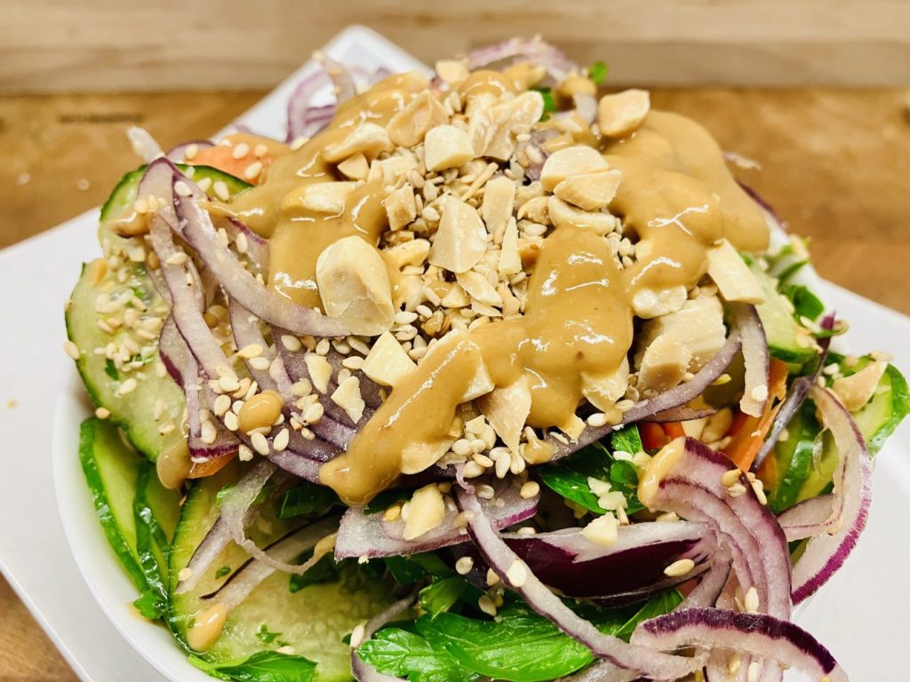 Gurken-Karotten-Salat mit cremigem Erdnuss-Ingwer-Dressing