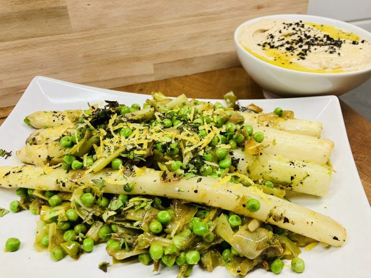 Zitronen-Spargel mit Lauch, Erbsen und Riesenbohnen-Hummus