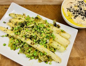 Zitronen-Spargel mit Lauch, Erbsen und Riesenbohnen-Hummus