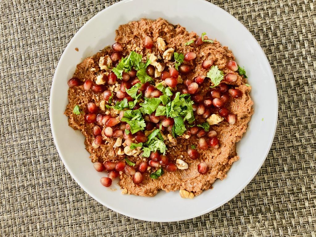 Muhammara Dip aus gerösteten Paprika mit Walnüssen