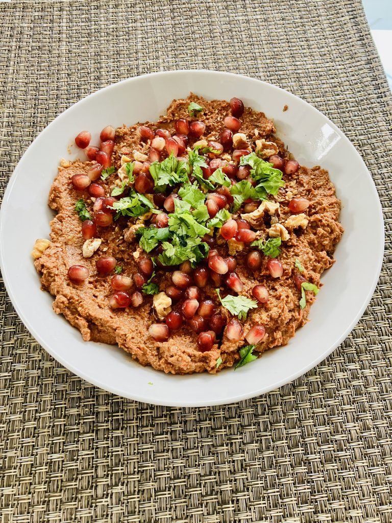 Muhammara Dip aus gerösteten Paprika mit Walnüssen