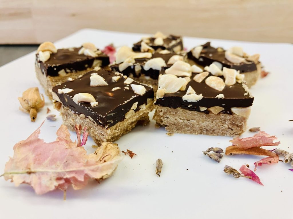 No-Bake Erdnussbutter-Cookie Dough-Schoko-Riegel