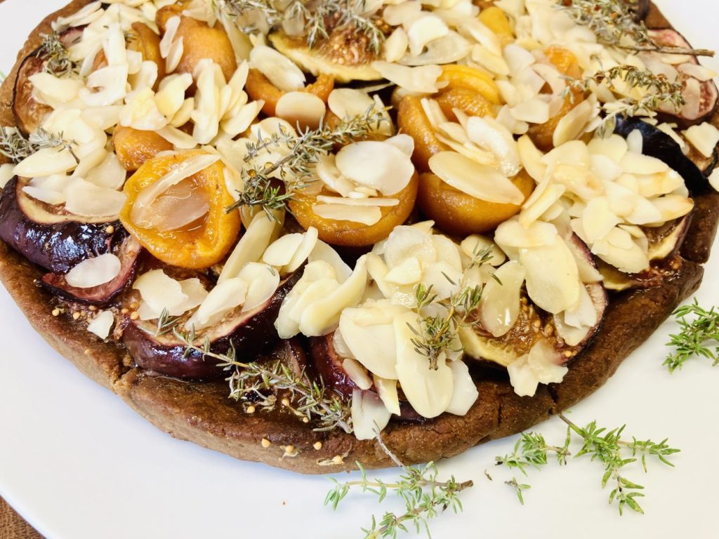 Aprikosen-Feigen-Tarte mit Mandeln und Thymian