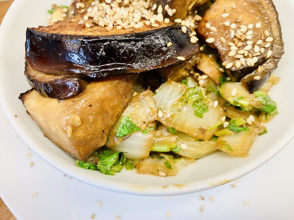 Chinakohl mit Aubergine und Miso