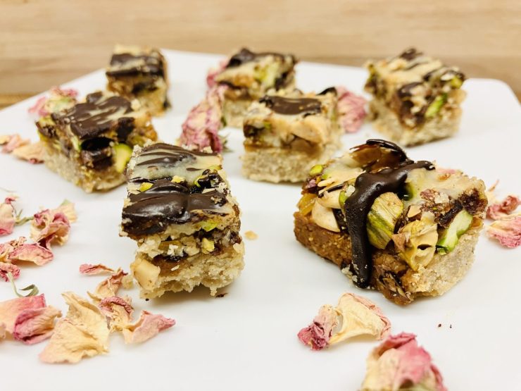 Pistazien Aprikosen Konfekt mit weißer Schokolade