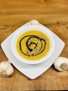 Cremige Kartoffel-Suppe mit geröstetem Knoblauch