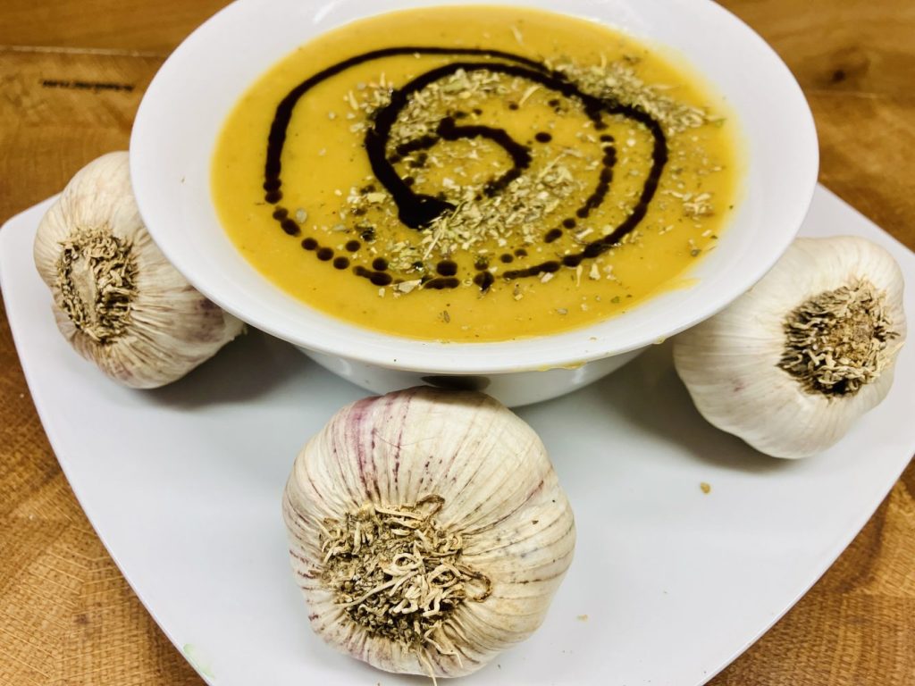 Cremige Kartoffel-Suppe mit geröstetem Knoblauch