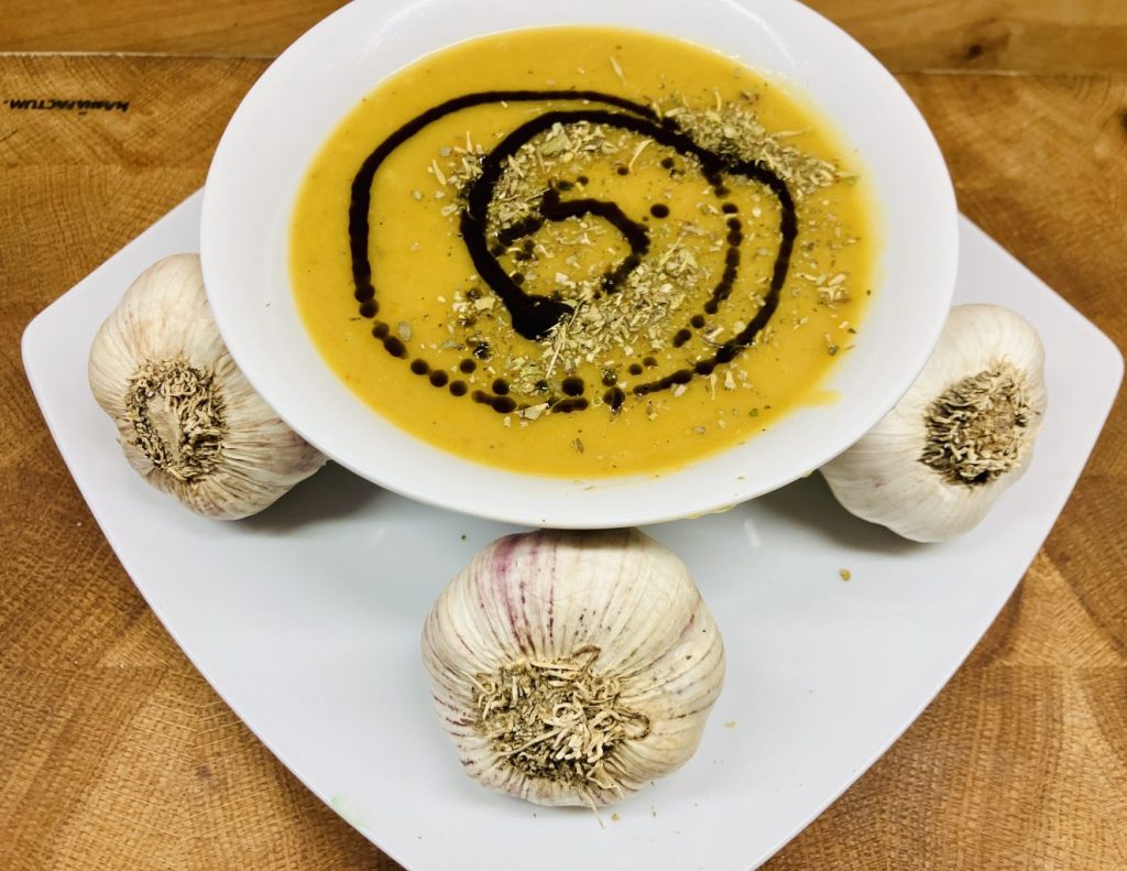 Cremige Kartoffel-Suppe mit geröstetem Knoblauch