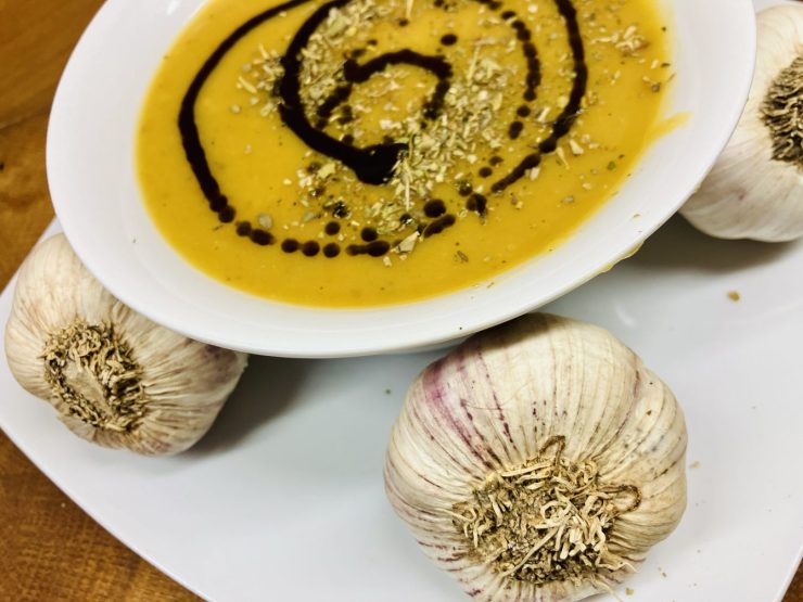 Cremige Kartoffel-Suppe mit geröstetem Knoblauch
