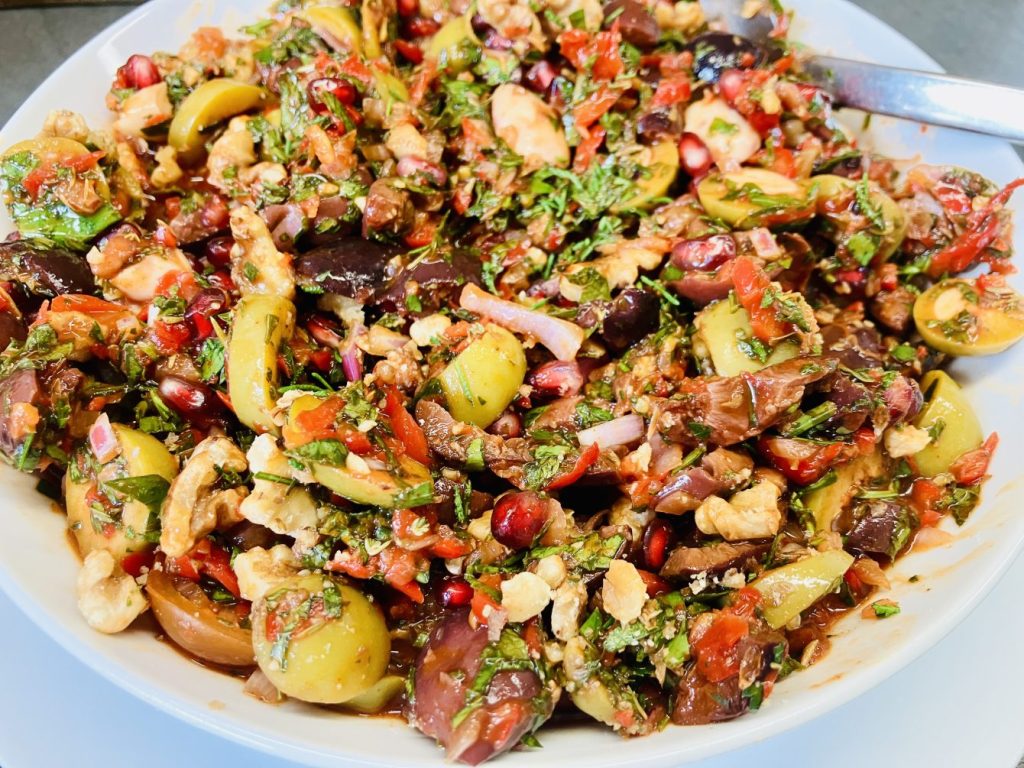 Olivensalat mit Paprika, Walnüssen und Granatapfelkernen