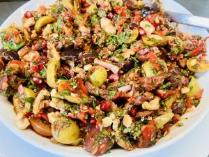 Olivensalat mit Paprika, Walnüssen und Granatapfelkernen