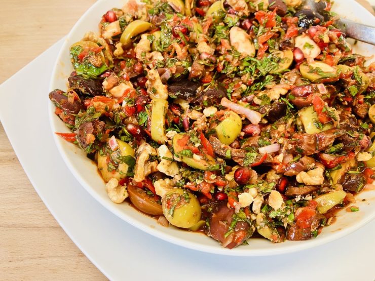 Olivensalat mit Paprika, Walnüssen und Granatapfelkernen