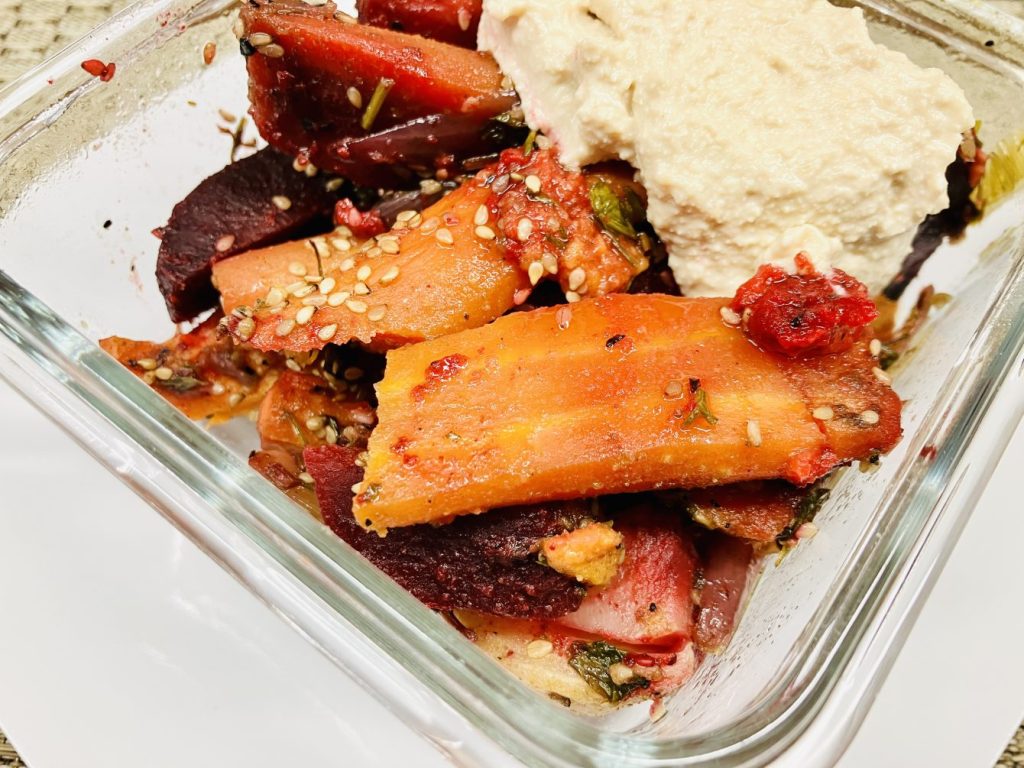 Geröstetes Wurzelgemüse mit einer cremigen Tofu-Cheese-Creme