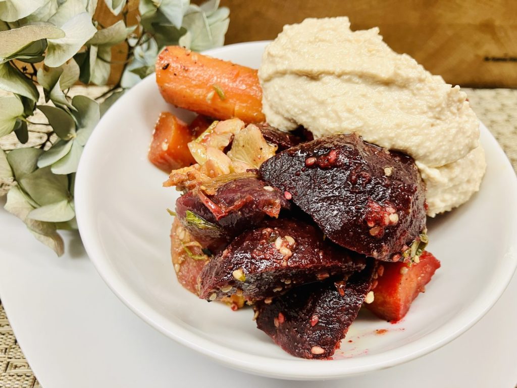 Geröstetes Wurzelgemüse mit einer cremigen Tofu-Cheese-Creme