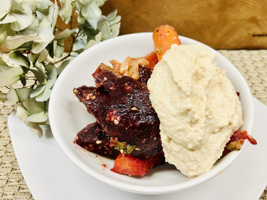 Geröstetes Wurzelgemüse mit einer cremigen Tofu-Cheese-Creme