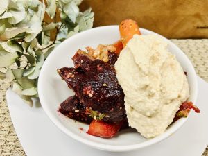 Geröstetes Wurzelgemüse mit einer cremigen Tofu-Cheese-Creme