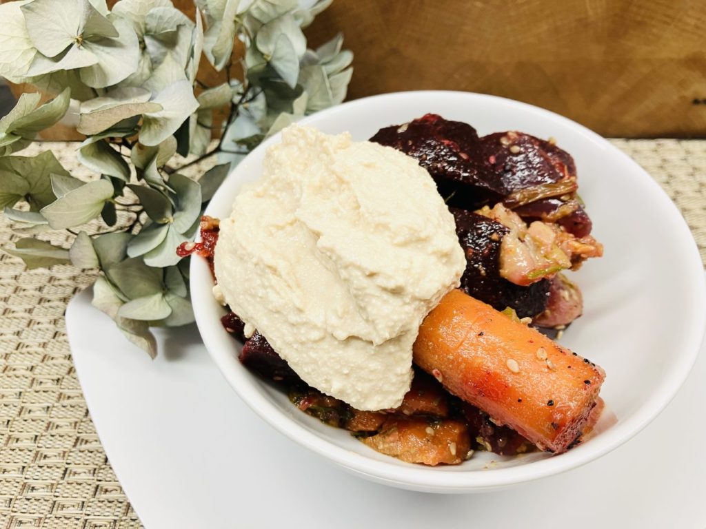 Geröstetes Wurzelgemüse mit einer cremigen Tofu-Cheese-Creme