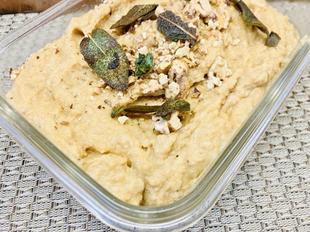 Süßkartoffel-Pastinaken Püree mit Walnüssen und Salbei