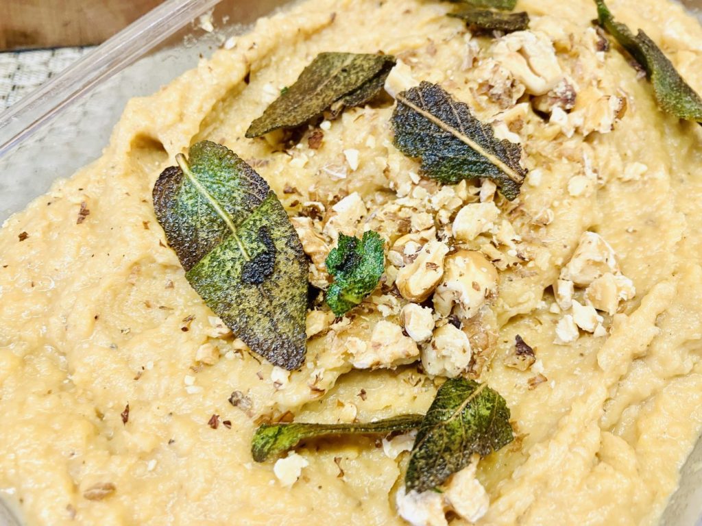 Süßkartoffel-Pastinaken Püree mit Walnüssen und Salbei