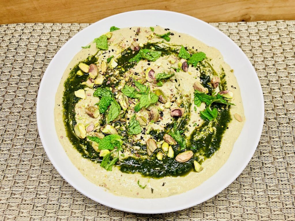 Mungobohnen Pistazien Hummus mit Minzeöl