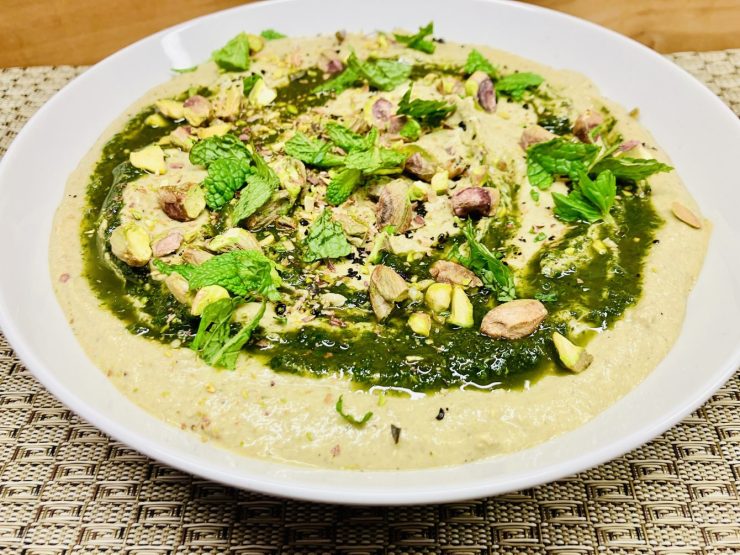 Mungobohnen Pistazien Hummus mit Minzeöl