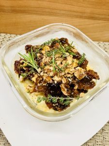 Brie fouetté mit Feigen, Walnüssen und Honig