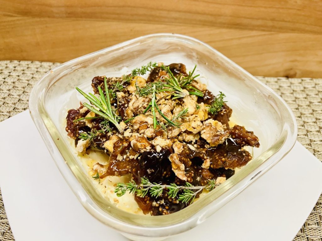 Brie fouetté mit Feigen, Walnüssen und Honig