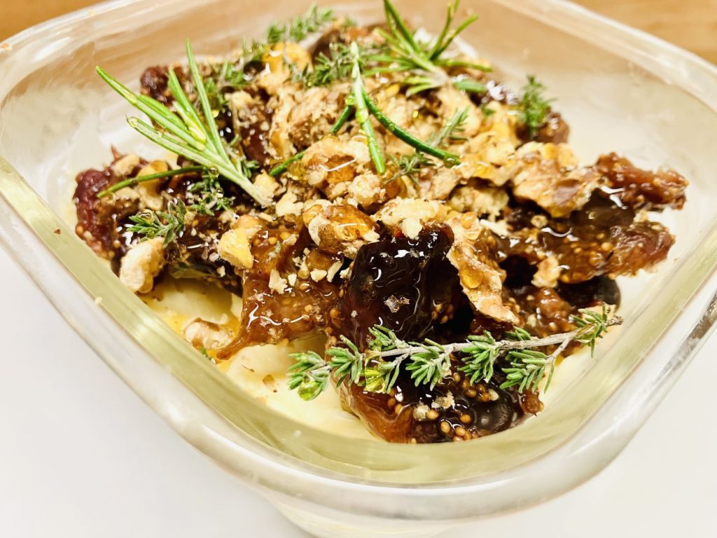 Brie fouetté mit Feigen, Walnüssen und Honig