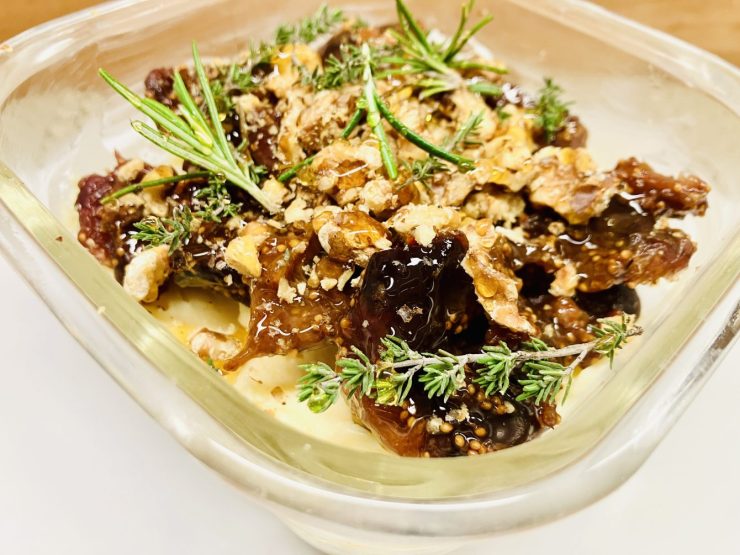 Brie fouetté mit Feigen, Walnüssen und Honig