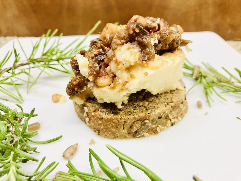 Baguette mit Brie fouetté mit Feigen, Walnüssen und Honig
