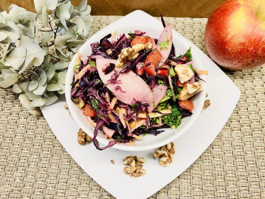 Winterlicher Rotkohlsalat mit Orangendressing