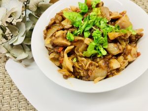 Herzhafter Eintopf aus geröstetem Weißkohl, Tomaten und Linsen