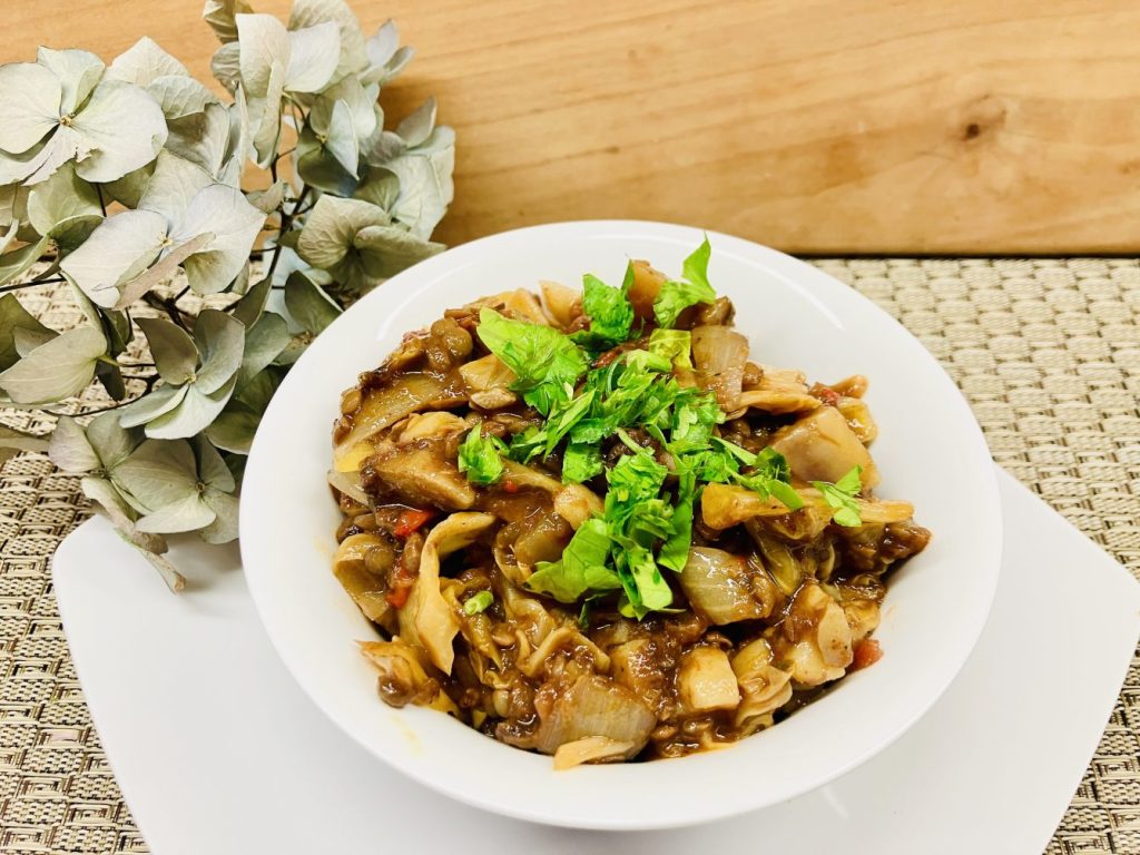 Herzhafter Eintopf aus geröstetem Weißkohl, Tomaten und Linsen